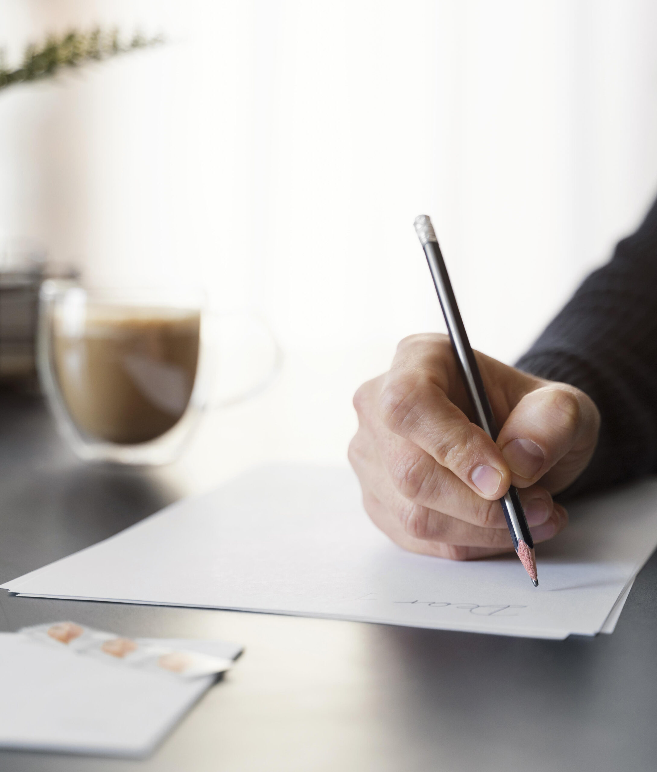 close-up-man-writing-letter copie Athome solution gestion des courriers documentaire